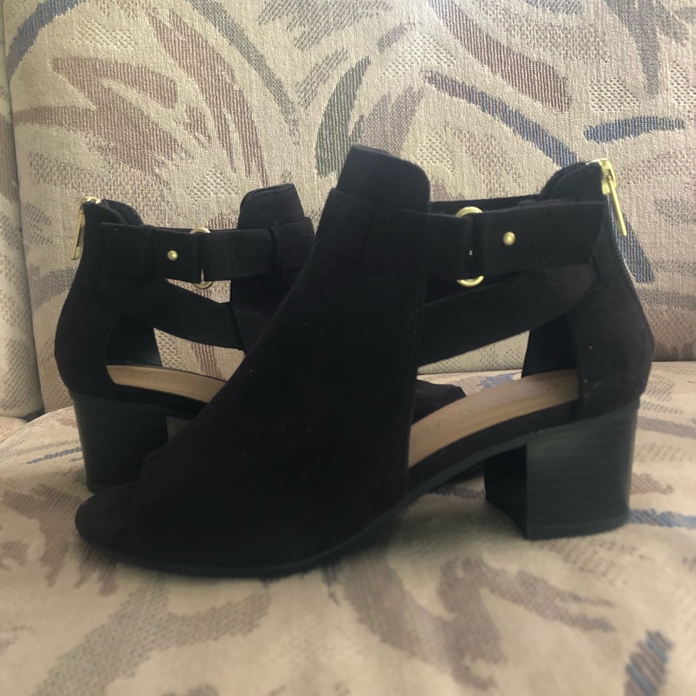 Cute black and gold shoes!